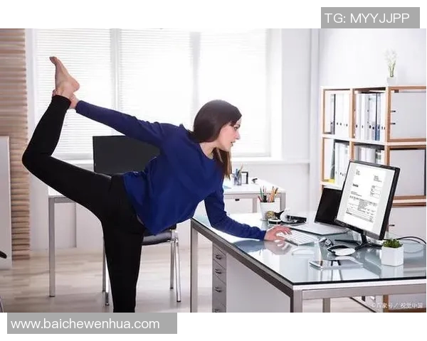 在办公室轻松锻炼的哑铃训练方法提升你的工作效率与健康